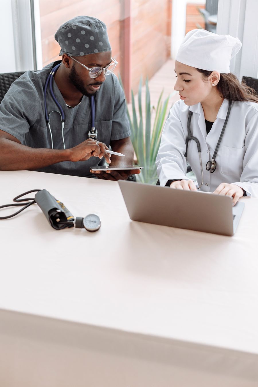 Profesionales de salud revisando información juntos en una tableta